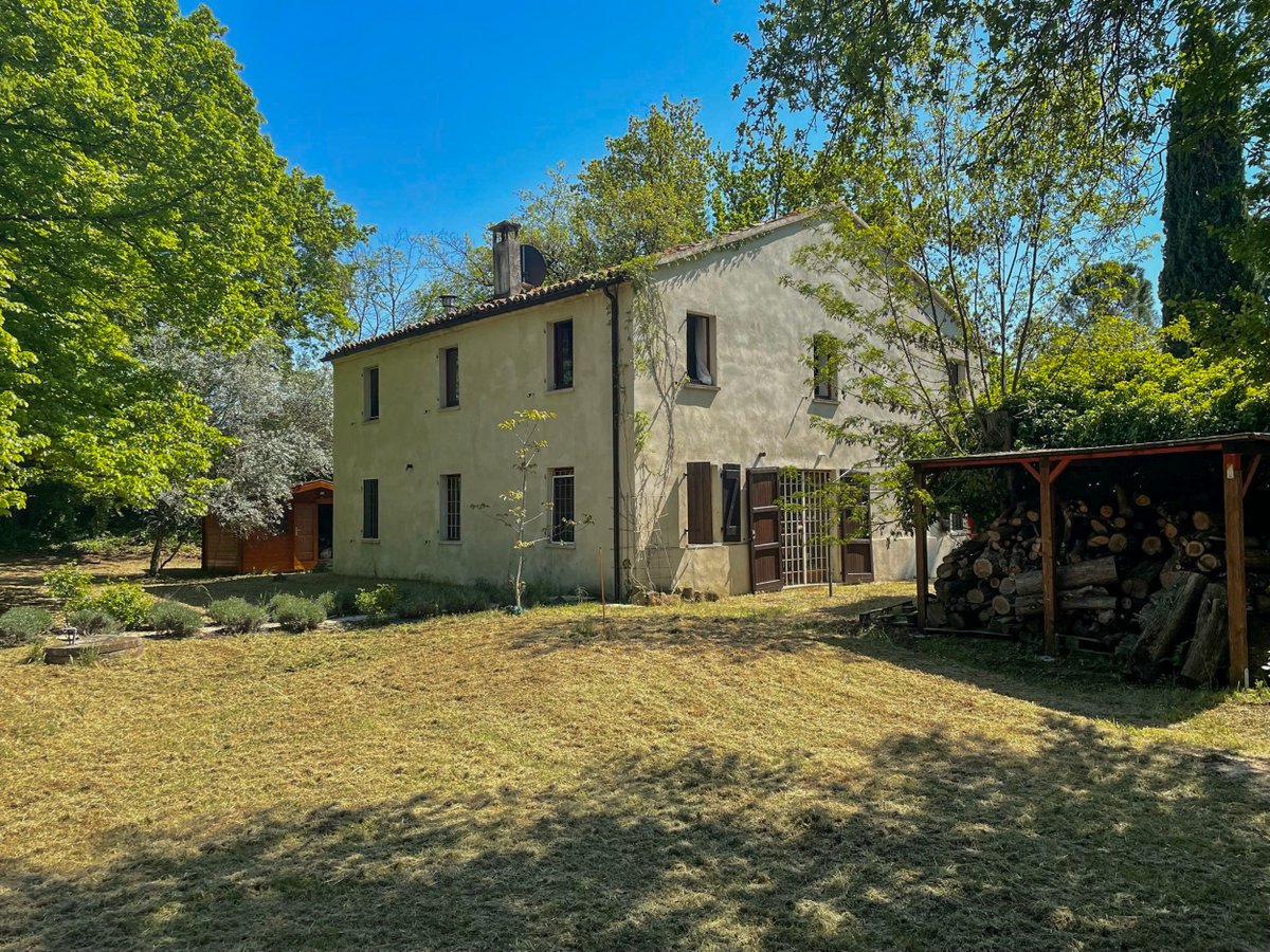 italianhouses's tweet photo. https://t.co/GR46PaRa8a
Renovated #Marchigiano farmhouse a few km from #Barchi & #Mondavio. Excellent privacy with 6000 m2 garden & pool. Furniture included, option to purchase adjacent vineyard. €325,000.
#italy #property #marche #lemarche #pesaro #urbino #luxury #luxuryhomes https://t.co/T0AzUkqSOv