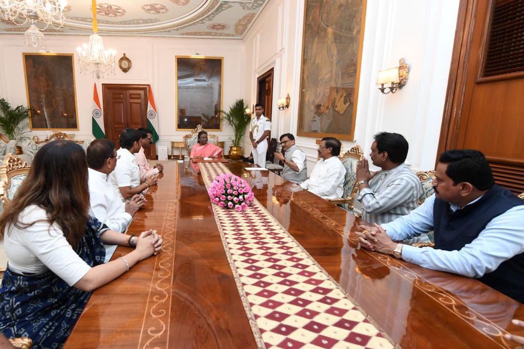 AGSawant's tweet photo. आदरणीय राष्ट्रपती श्रीमती द्रौपदी मुर्मु जी  @rashtrapatibhvn यांची आज शिवसेना (उद्धव बाळासाहेब ठाकरे) पक्षाच्या शिष्टमंडळाने भेट घेऊन महाराष्ट्रात निर्माण झालेल्या गंभीर सामाजिक समस्येचे संविधानिक पद्धतीने निराकरण करण्याची विनंती केली.
महाराष्ट्रातील मराठा आणि धनगर समाजाच्या आरक्षणाच्या समस्येवर मार्ग निघावा, त्यासाठी इतर समाज घटकांच्या आरक्षणास धक्का न लावता आरक्षणाची मर्यादा वाढवावी. ही मर्यादा ५० टक्केपेक्षा वाढवायची असेल तर संसदेत प्रस्ताव आणून घटना दुरुस्ती करावी लागेल, त्यासंदर्भात आता राष्ट्रपतींनी निर्देश द्यावेत. अशी भूमिका शिवसेनेने राष्ट्रपतींकडे मांडली.
#ShivsenaUBT #Maharashtra 

@OfficeofUT @AUThackeray @ShivSenaUBT_ @ShivsenaUBTComm