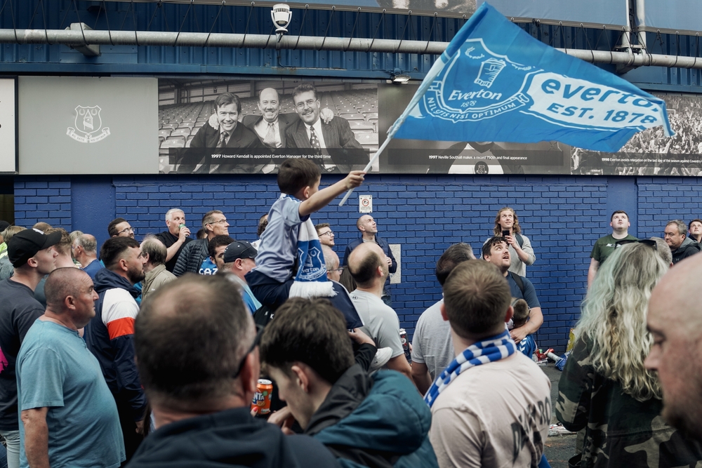 Sport_Witness's tweet photo. Everton | You can't punish fans... or maybe you just can't punish some fans

• #EFC have essentially been punished for being honest, while other clubs with more money continue to obfuscate and dodge the issue

• The Premier League don’t want a Football Regulator, they want to govern themselves and do as they please with little oversight

• Punishing Everton this severely is a sign of strength, a political message to the government that they’re fine as they are

@Sean_Lunt takes a look at Toffees torment, and the overriding unfairness of it all

https://t.co/LsTmtheB0r #coyb