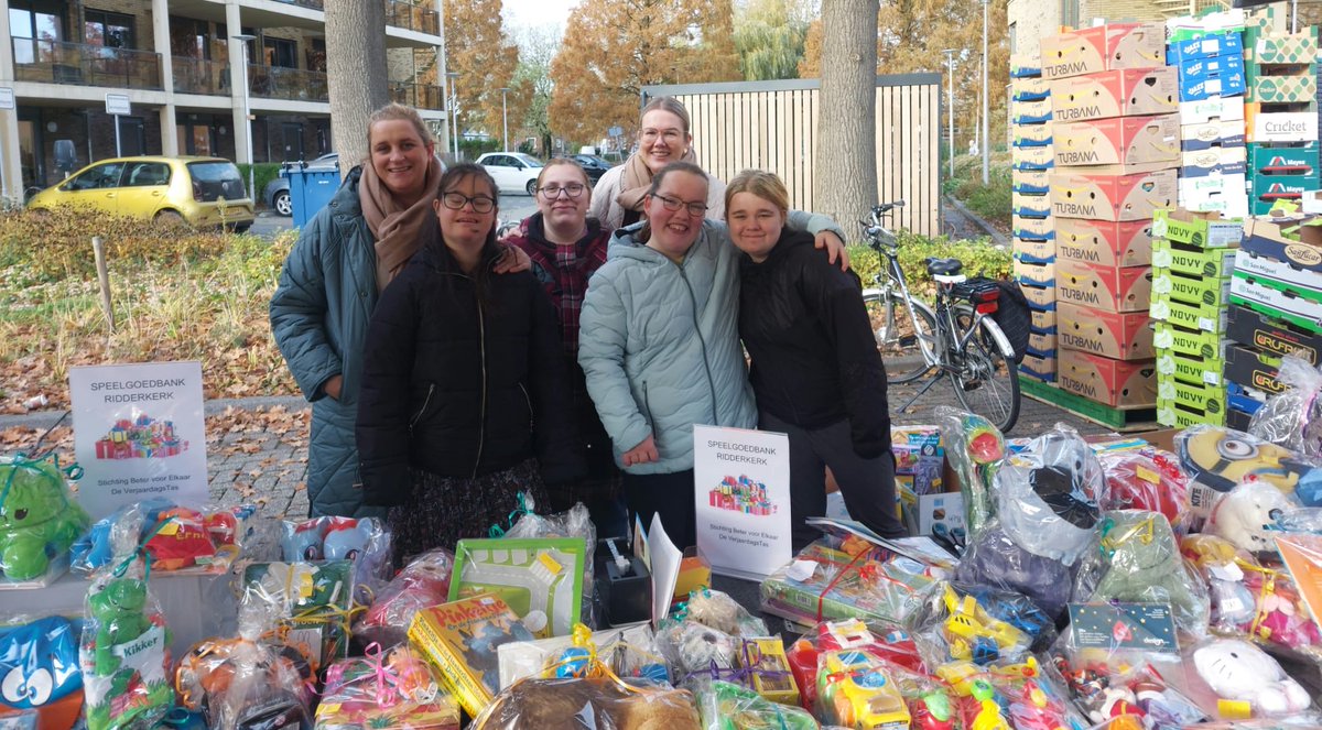 Vandaag waren onze collega’s aan de slag voor de Speelgoedbank!
Ook komende vrijdag staan zij op de markt met fraai ingepakt tweedehands speelgoed. 
Komt u ook even langs? #Ridderkerk