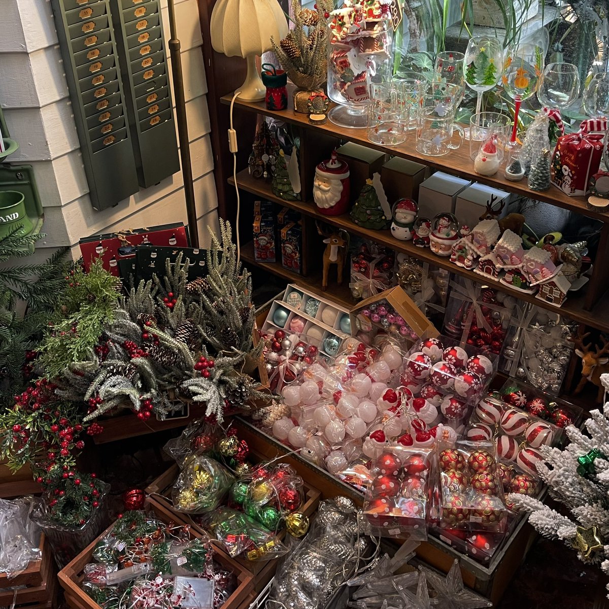 sfkkfs_'s tweet photo. ใครหาของแต่งช่วงอินคริสต์มาส แนะนำร้าน Blue Wild Space ของแต่งเยอะมาก🎄🎁 แค่เปิดร้านเข้าไปก็แฮปปี้แล้ว ลายตาเลือกไม่ถูก 555555 ราคาไม่แพง ชอบเทศกาลนี้มากเลย ทุกอย่างดูอบอุ่น ใจฟูไปหมด🎅🏻 https://t.co/Gw8nqZvuYa