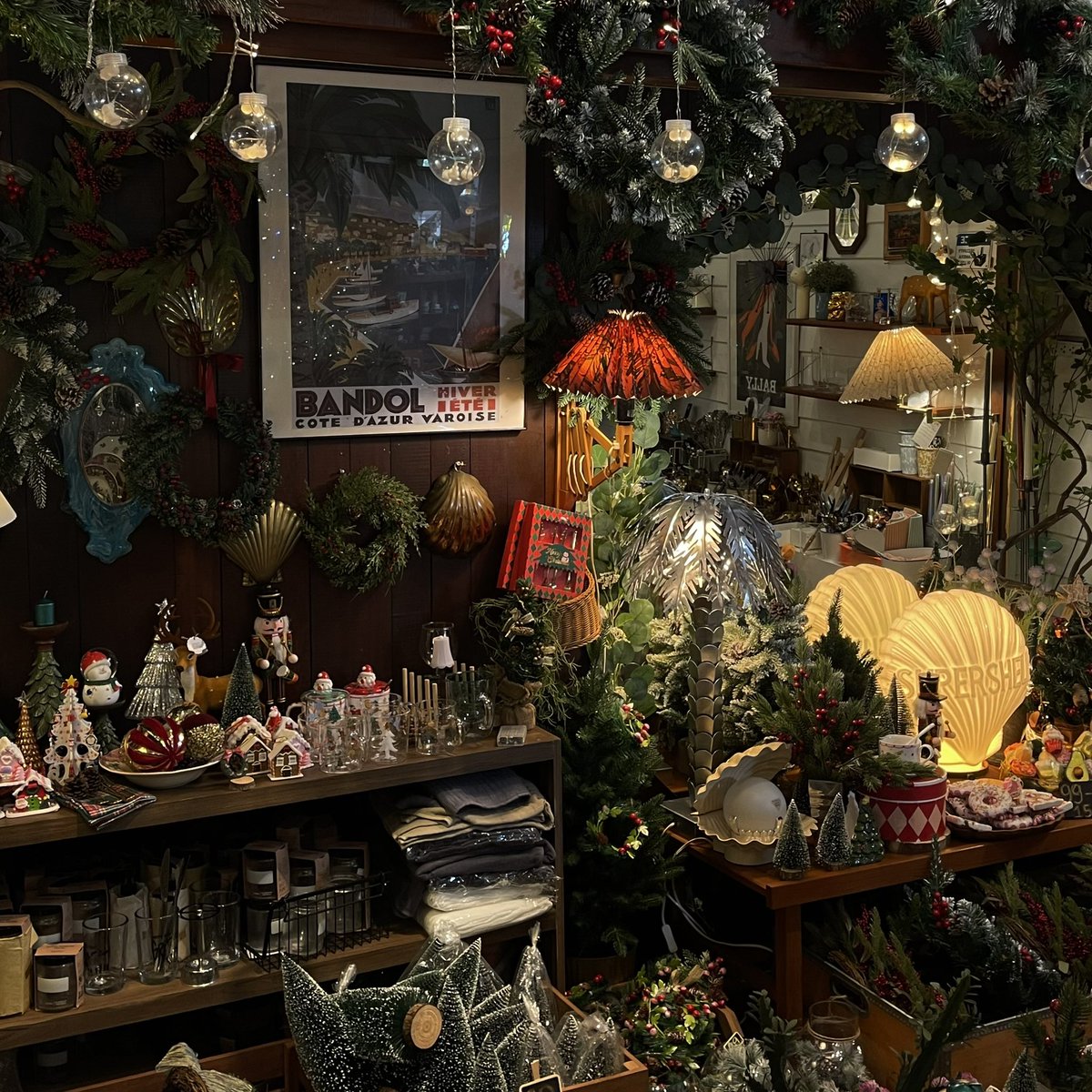 sfkkfs_'s tweet photo. ใครหาของแต่งช่วงอินคริสต์มาส แนะนำร้าน Blue Wild Space ของแต่งเยอะมาก🎄🎁 แค่เปิดร้านเข้าไปก็แฮปปี้แล้ว ลายตาเลือกไม่ถูก 555555 ราคาไม่แพง ชอบเทศกาลนี้มากเลย ทุกอย่างดูอบอุ่น ใจฟูไปหมด🎅🏻 https://t.co/Gw8nqZvuYa