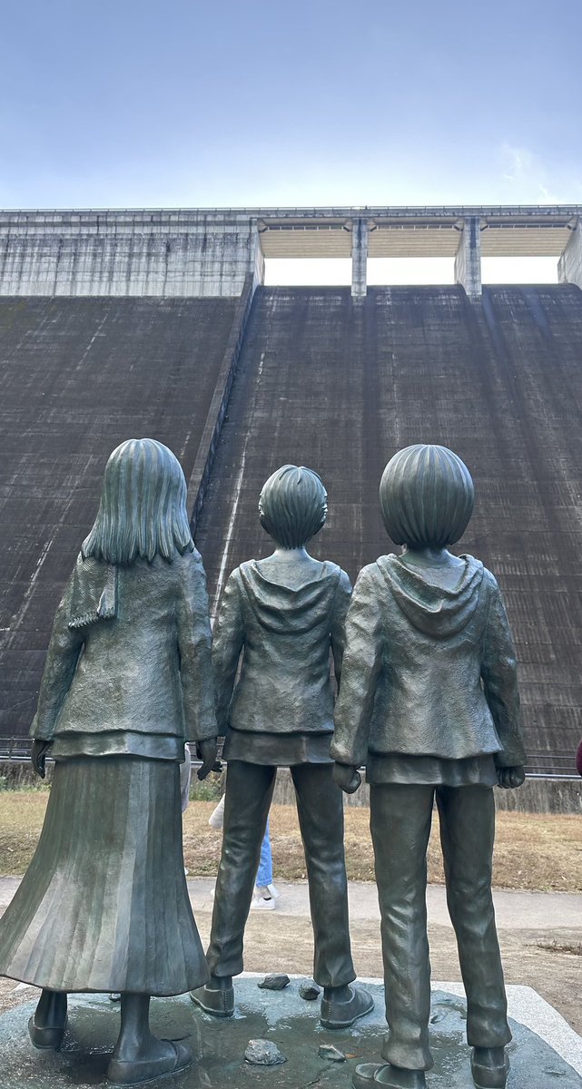 Hajime Isayama y Yûki Kaji (@KAJI__OFFICIAL), voz de Eren, junto a las estatuas de Eren, Mikasa y Armin que se encuentran enfrente de la presa de Ôyama.

Sirvió de inspiración al mangaka para crear el ya famoso muro de su exitosa serie

#ShingekiNoKyojin #AtaqueALosTitanes