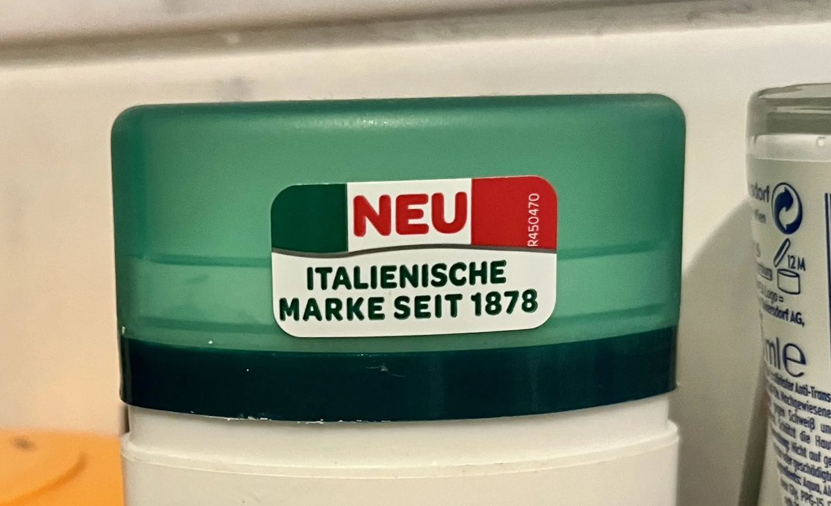 drikkes's tweet photo. Jeden Tag beim Anblick dieses Unfalls von einem Sticker denken: Wer gibt sowas frei oder hält diese Kombi sogar für eine gute Idee? https://t.co/t96CHdivao