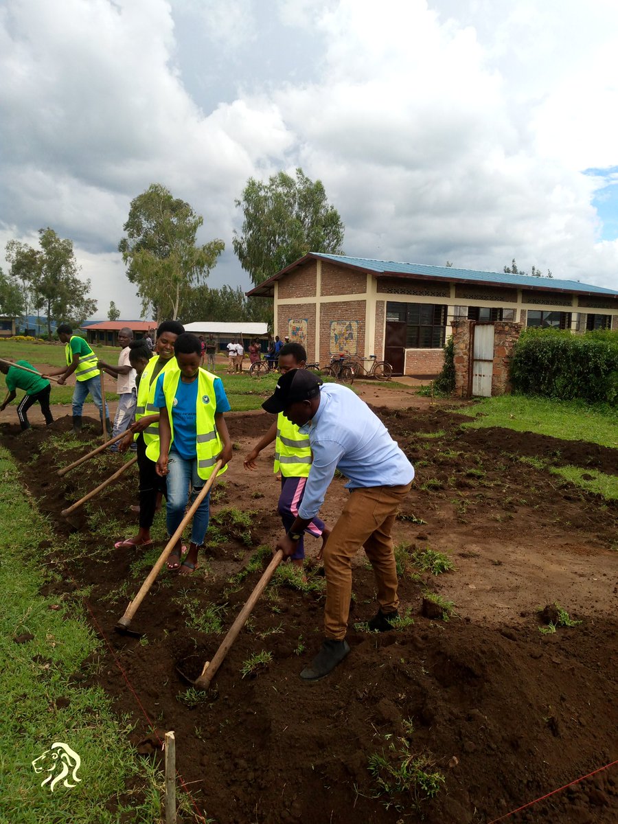 RugMatunguru's tweet photo. Nohana #MatunguruCell,kubufatanye n'Urubyiruko rw'abakorerabushake #YothVolonteers,Dusoje umuganda wo Gusiza no guca imisingi ahazubakwa irerero #ECD.
Imihigo irakomeye Kandi Irakomeje.
#RwandaEast #GatsDistrict,#Mineduc. https://t.co/fQr0YALaym