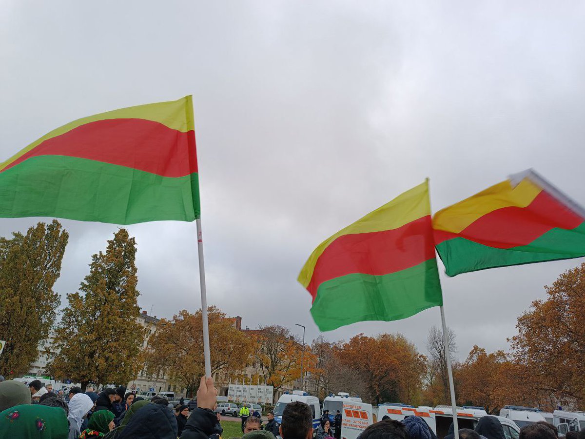 medyayadijital's tweet image. Trotz massiver Repressionen von der Polizei, die jeden Anlass nimmt, um die Demo zu kriminalisieren und das PKK Verbot damit zu rechtfertigen, stehen wie hier zusammen für eine freie Gesellschaft, für die die PKK steht
#VerbotAufheben
#womendefendrojava