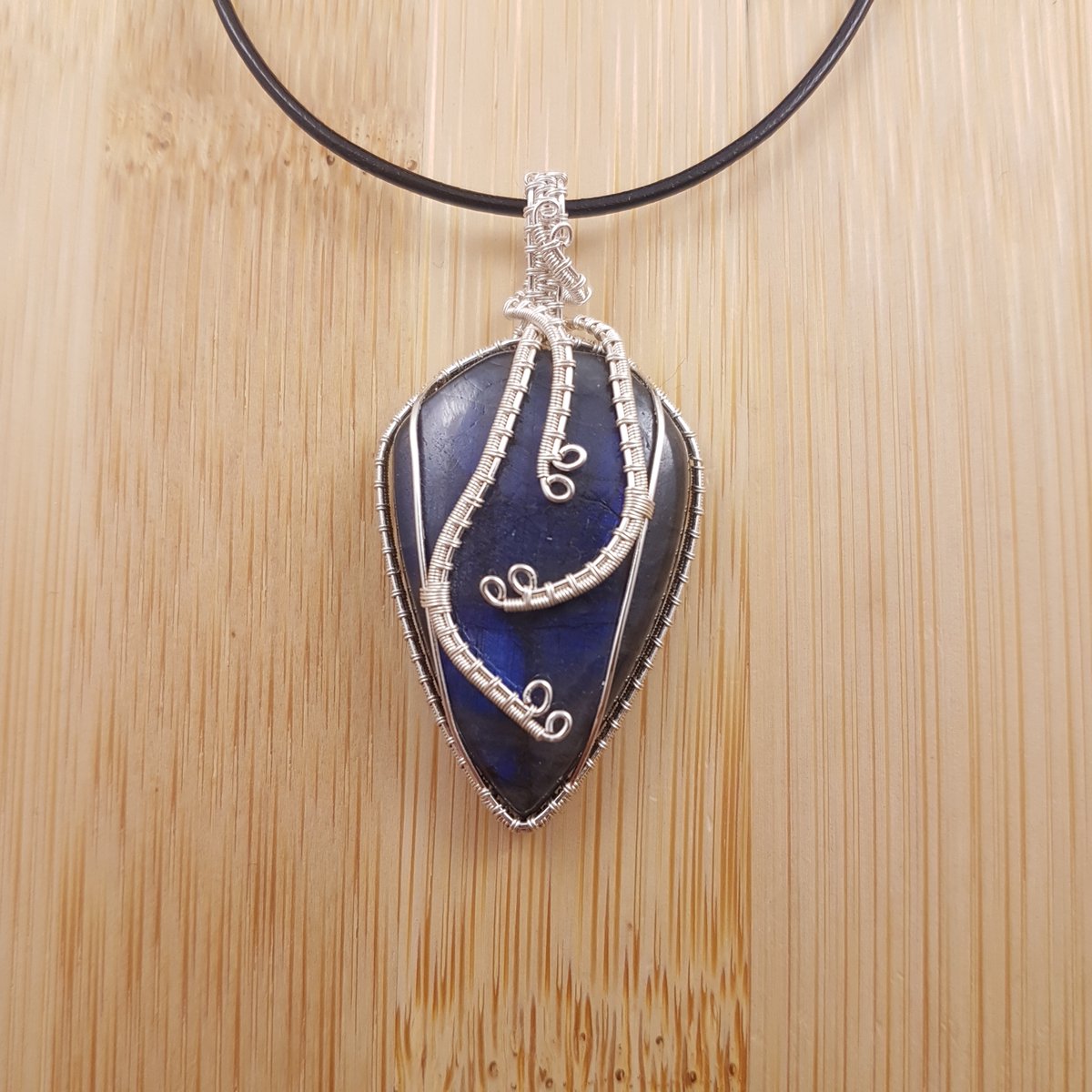 Treat yourself or take care of Christmas in style with a hand-wrapped pendant. Over 30 to choose from: oishiny.etsy.com #UKGiftHour #Handmade #UKGiftAM