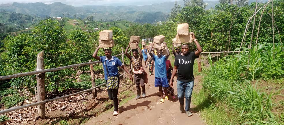 nyamashekenyc's tweet photo. Umuyobozi w'akarere ka @Nyamasheke  w'agateganyo ari kumwe n'abaturage b'umurenge wa #Karambi bifatanyije   n'urubyiruko kuri uyu wa 18/11/2023 mu muganda ngarukakwezi w'urubyiruko mu gusiza ikibanza cy'ahazubakirwa umuturage wasenyewe n'ibiza. 

@MiniYouthRwanda https://t.co/lV1Cyn79fr