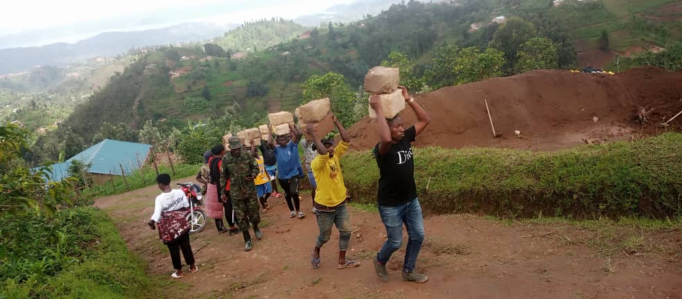 nyamashekenyc's tweet photo. Umuyobozi w'akarere ka @Nyamasheke  w'agateganyo ari kumwe n'abaturage b'umurenge wa #Karambi bifatanyije   n'urubyiruko kuri uyu wa 18/11/2023 mu muganda ngarukakwezi w'urubyiruko mu gusiza ikibanza cy'ahazubakirwa umuturage wasenyewe n'ibiza. 

@MiniYouthRwanda https://t.co/lV1Cyn79fr