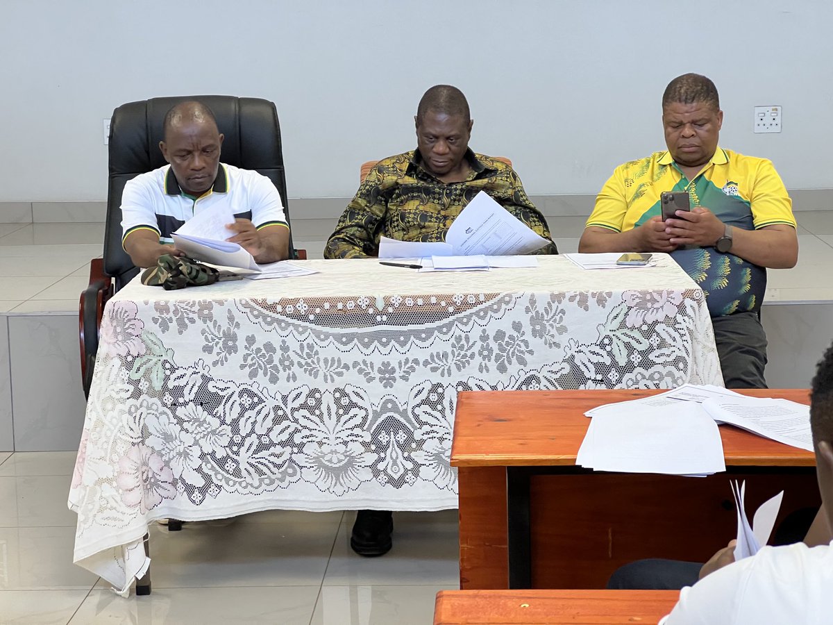 DP with NEC members, regional leadership &amp; branch reps in discussion during voter registration in Vhembe *#RegisterToVoteANC*