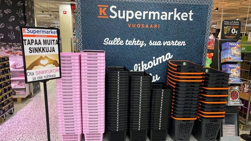 Helsinki'de bir süpermarket, müşterileri arasındaki bekârların birbirini bulabilmesi için istekli bekârların kullanabileceği pembe sepetler koymuş. Ne var ki uygulamadan şimdiye kadar bir başarı öyküsü gelmemiş.
