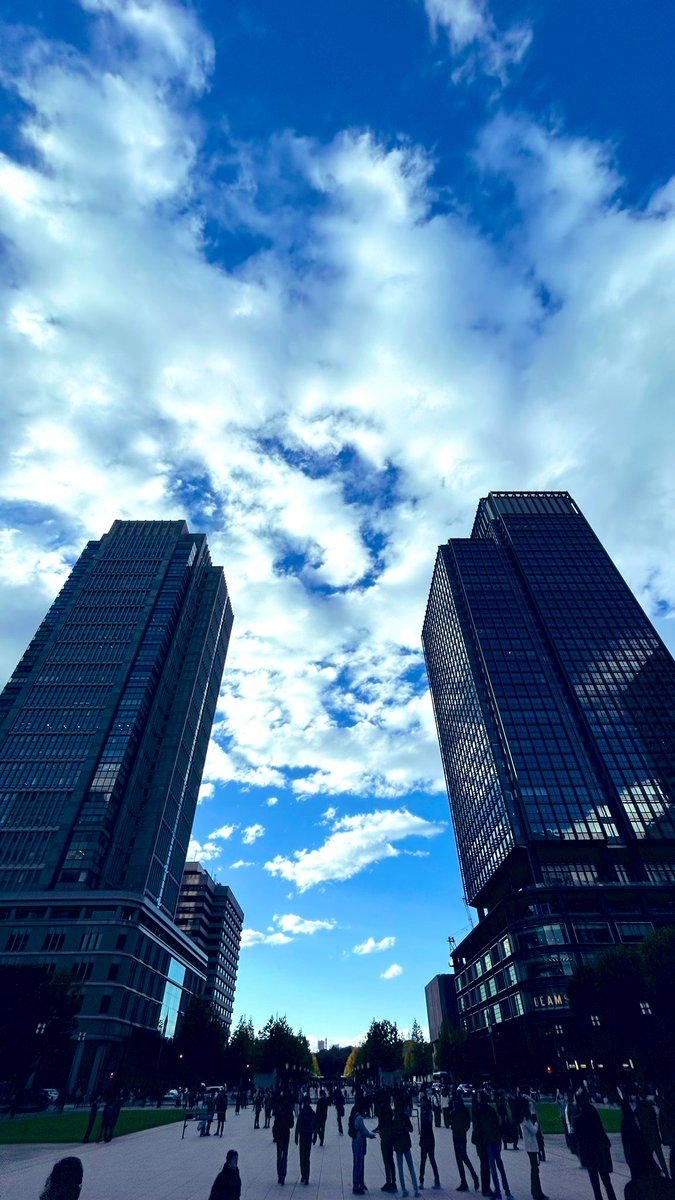VisitTokyo_walk's tweet photo. 丸の内の空

#東京 #写真好きな人と繋がりがたい #photo  #青 https://t.co/Xeg4l7tyCi