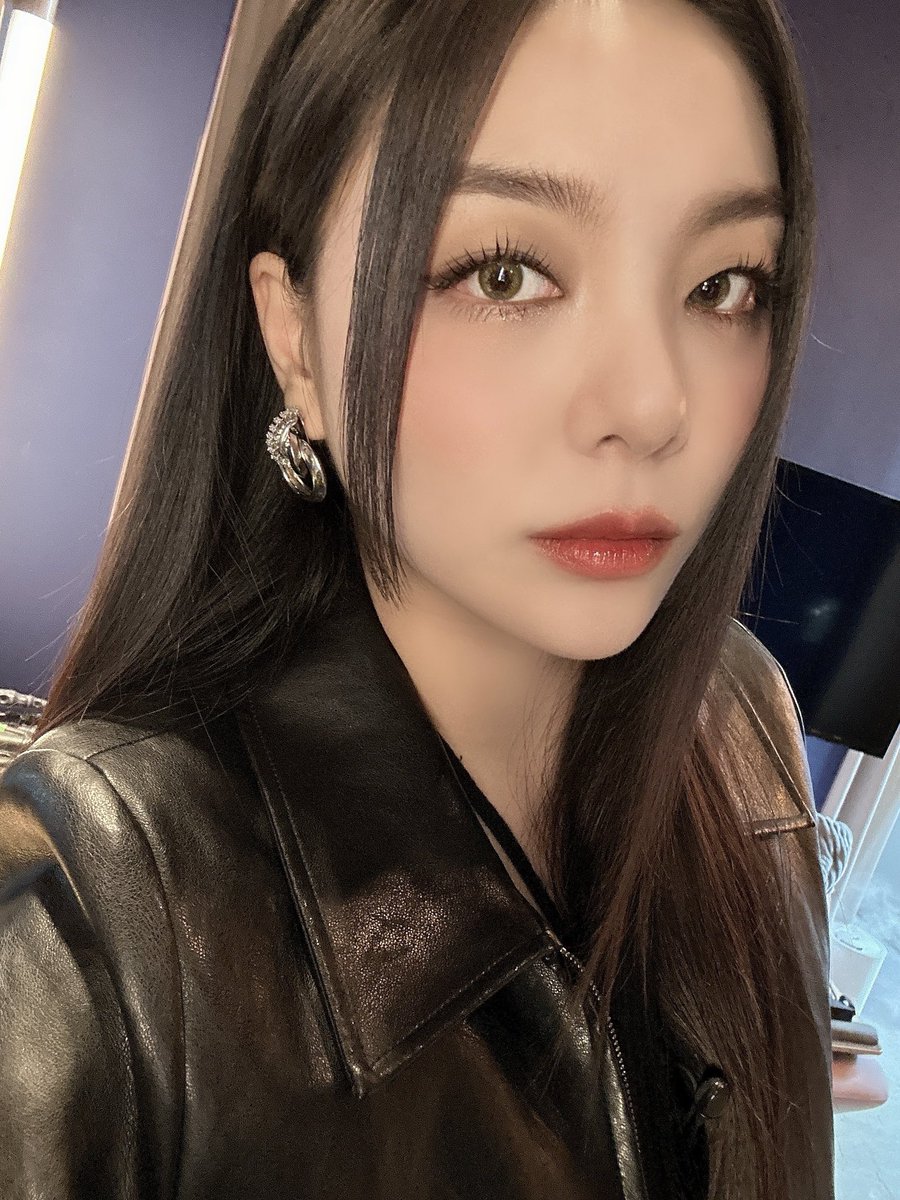 itzailee's tweet image. [📸]
231118 | #ENA #내귀에띵곡

제 추억의 노래를 여러분들께 소개하고 공유하고 보여드릴 수 있었던 내 귀에 띵곡✨
재밌게 듣고 보셨나요?
요즘 날씨가 많이 추우니까 일리언들 감기 조심💙

#에일리 #Ailee