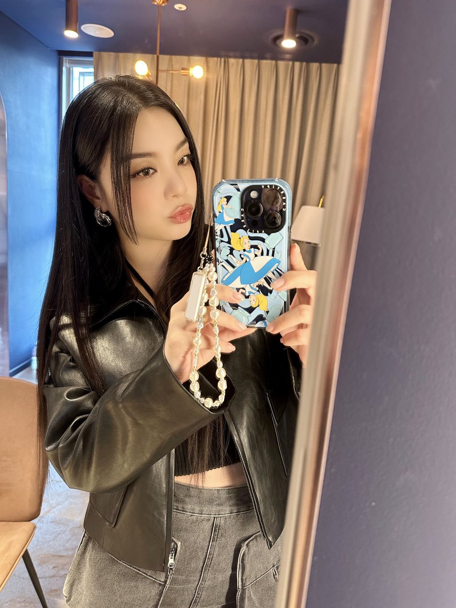 itzailee's tweet image. [📸]
231118 | #ENA #내귀에띵곡

제 추억의 노래를 여러분들께 소개하고 공유하고 보여드릴 수 있었던 내 귀에 띵곡✨
재밌게 듣고 보셨나요?
요즘 날씨가 많이 추우니까 일리언들 감기 조심💙

#에일리 #Ailee