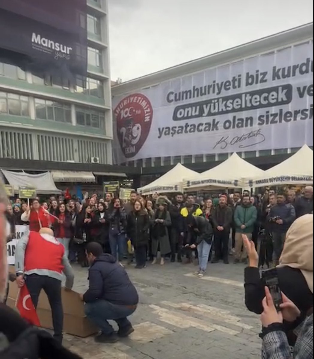 Öğretmenler yine Ulus’ta, yine seslerini duyurmaya çalışıyor. Sınıflarında olması gereken gençler ne zaman sınıflarına kavuşacak Söz verilen mülakatsız alımlar ne zaman yapılacak #ÖğretmenlerUlusta @tcmeb @Yusuf__Tekin @tcbestepe @EmineErdogan @_cevdetyilmaz