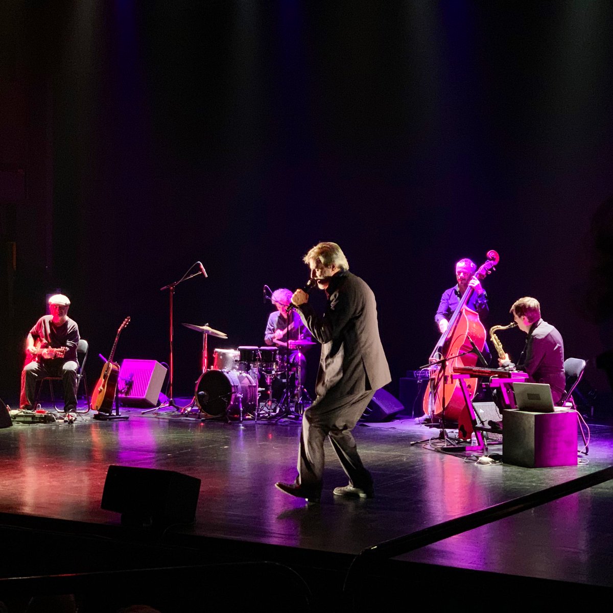 romi_bcn's tweet image. Ahir al vespre vaig anar a veure “Nueva York en un poeta” d’Alberto San Juan amb banda musical.
Poesia de Lorca amb música, combinació sensacional.
Si teniu l’ocasió de veure’ls gaudireu d’allò més.
@facrobates 
@tjoventut 
#albertosanjuan
#federicogarcialorca