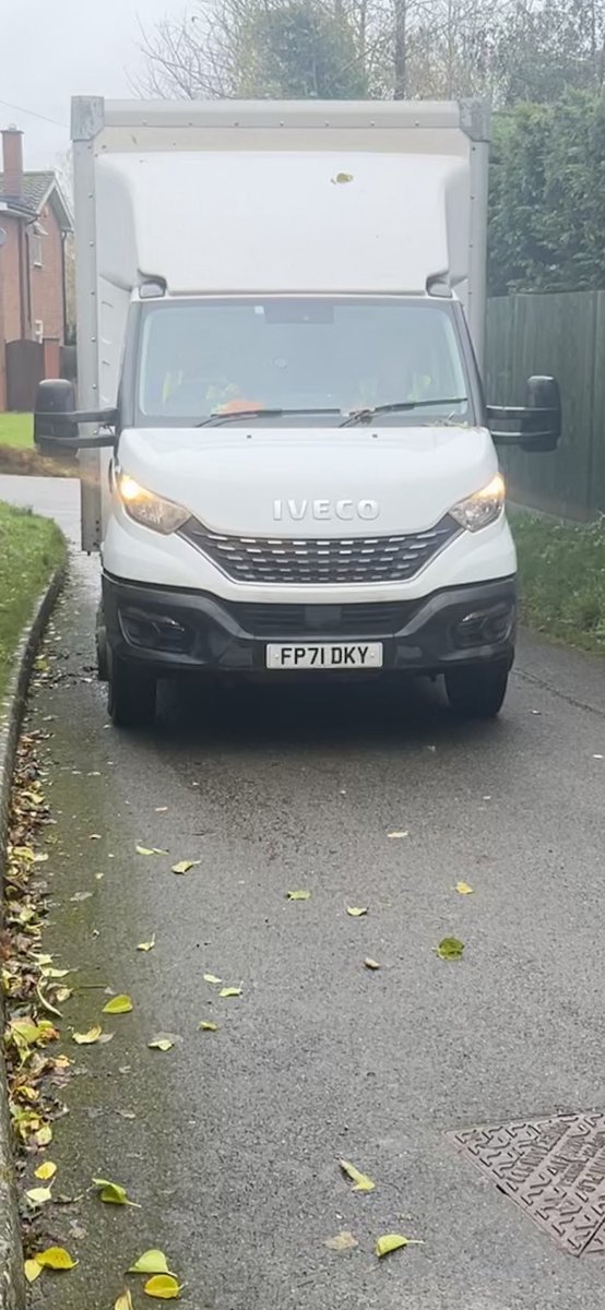 bulletmagnet5's tweet photo. @currys @currysplc interesting driving &amp; language skills from your delivery drivers this morning as they struggled to unstick their lorry. Shouting out of the windows at the locals, big scratches down the side of the lorry &amp; loads of wheel spinning! https://t.co/ORdw3EyYNB