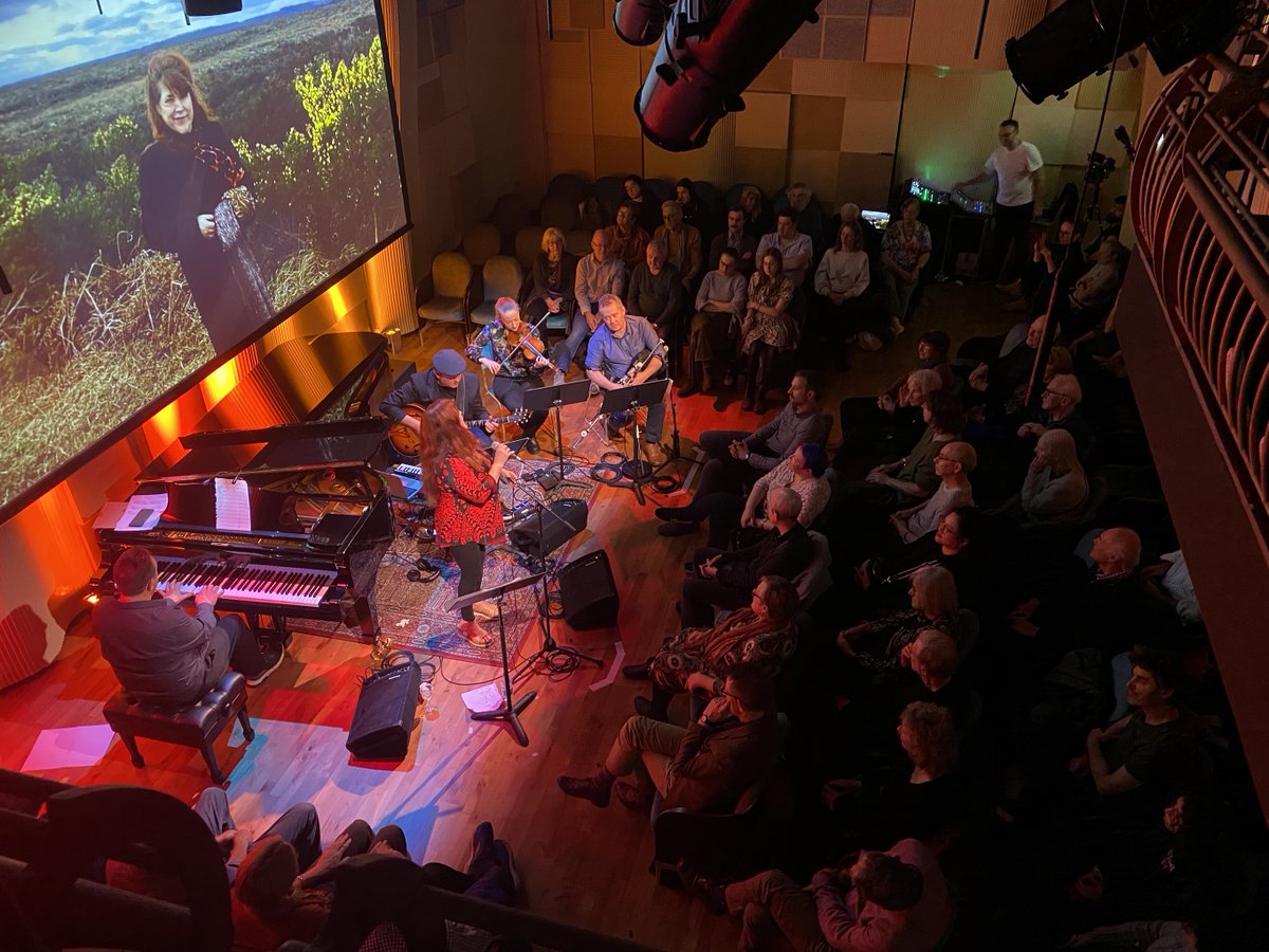 ★★★★ A mesmerising night <a href="/LondonJazzFest/">EFG London Jazz Festival</a> with @CTobinSinger @PhilRobsonMusic <a href="/davidpowerup/">David Power</a> @AoifeNiBhriain - a unique blend of traditional Irish music and jazz and a soulful exploration of the yearning for connection and human warmth. 
#wearejazz

🔗 theartsdesk.com/new-music/chri…