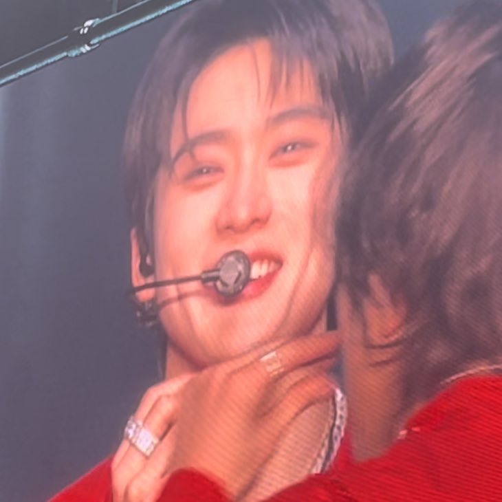 개귀여움
전광판에 잡히니까 시즈니 예쁘지 않냐고 ㅋㅋㅋㅋㅋㅋㅋㅋㅋㅋㅋ 말하고 또 부끄러워함