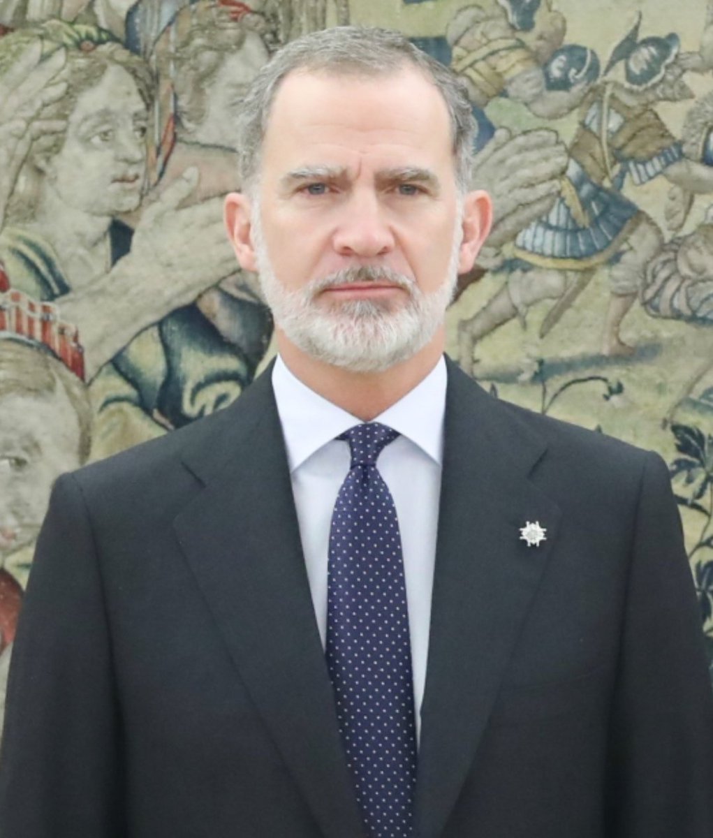 gallifantes's tweet photo. Primer es guanya el despreci dels catalans amenaçant-nos
Després el de l'extrema dreta per no obrir la boca aquest dies
Ara el de l'esquerra espanyola pel seu posat enfurrunyat
 Ell mateix està fent caure sobre el seu cap la guillotina 
I això que és "El preparat" https://t.co/6aVS1xeWD2