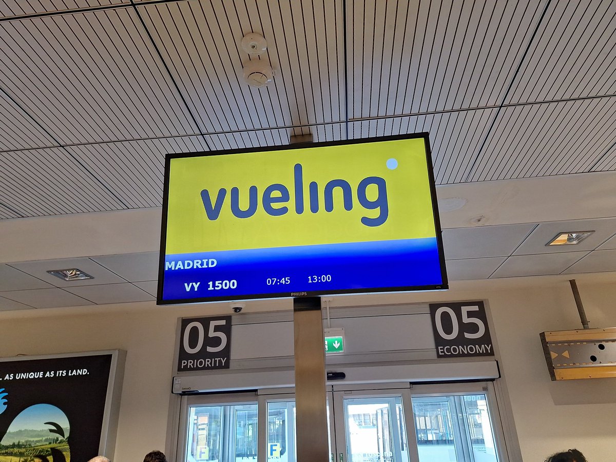 jegarru's tweet photo. El vuelo VY1500 de @vueling de Florencia a Madrid salía a las 7:45... son las 12:15 y nadie e la compañía nos ha dicho nada. Incluso llamamos por teléfono y nos dicen que el vuelo ya ha aterrizado, pero seguimos en Florencia https://t.co/w31Fji3tMc