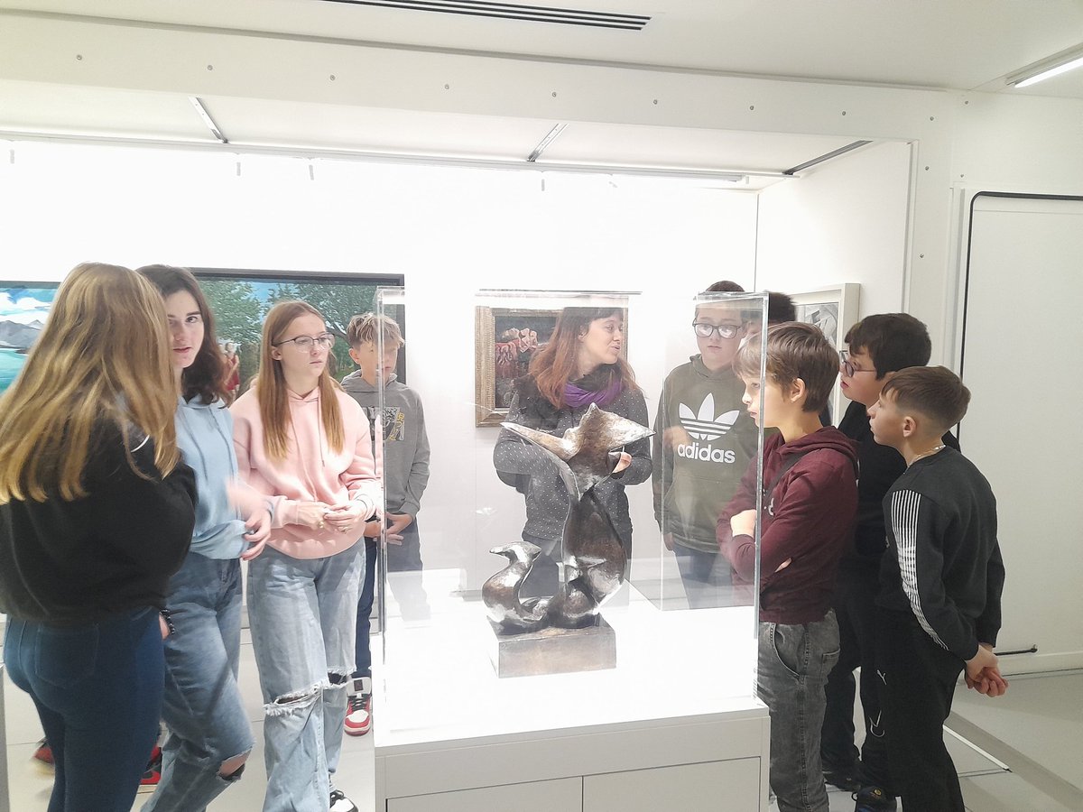 Classe_Denis's tweet image. Quel ravissement lorsque des œuvres du @CentrePompidou viennent jusqu'à nous à Bouligny ! 💜 La caravane du bizarre du @MuseeMobile a passionné les élèves de 6/5e du @clgBouligny ! @BoulignySvt @MissTrivini @MadameMayer Merci de faire voyager les œuvres et nos têtes blondes !