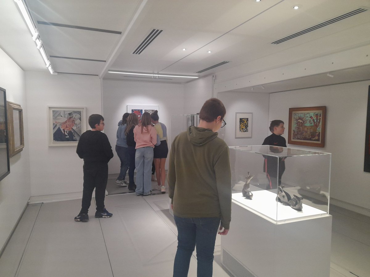 Classe_Denis's tweet image. Quel ravissement lorsque des œuvres du @CentrePompidou viennent jusqu'à nous à Bouligny ! 💜 La caravane du bizarre du @MuseeMobile a passionné les élèves de 6/5e du @clgBouligny ! @BoulignySvt @MissTrivini @MadameMayer Merci de faire voyager les œuvres et nos têtes blondes !