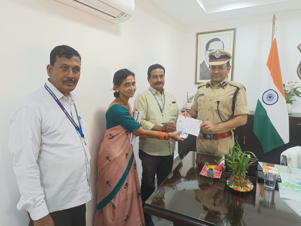 DEO_HNK's tweet photo. Voter Information Slip distribution started in Warangal West and Parkal Constituencies. The Collector, Commissioner of Police and other officers received VIS today. It has details of voter,  polling station along with QR code  to make voting easy for citizen.
#ECI #CEOTelangana https://t.co/fupMNcs6k7