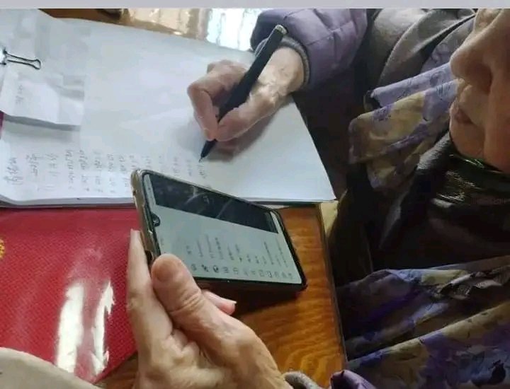 PiNetwork_info's tweet photo. The grandma is actively miningPi despite of her age.💜💜💜
She said: age it doesn't matter as long as you have a dream, you can transform your life as soon as possible as you dream and believe it. congralutions and prayers 💜
#PiNetwork
#web3
#pipayment
#cryotoevolution https://t.co/kgm0Od6OnP