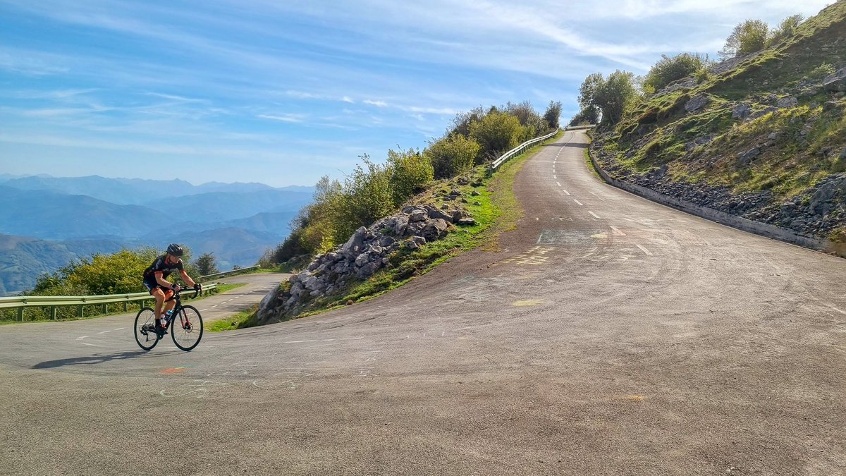 AsturCycling's tweet photo. Route 3 - The King Angliru
#angliru #riosa #morcin #lifestyle #photo #naturephotography #landscapephotography #naturalparadise #travel #cyclinglife #cyclinginasturias #cyclingexperience #explore #asturcycling #nature #roadslikethese #roadcycling #travel #luxurytrip 🌍: Angliru https://t.co/TQ39ZIy4Y3