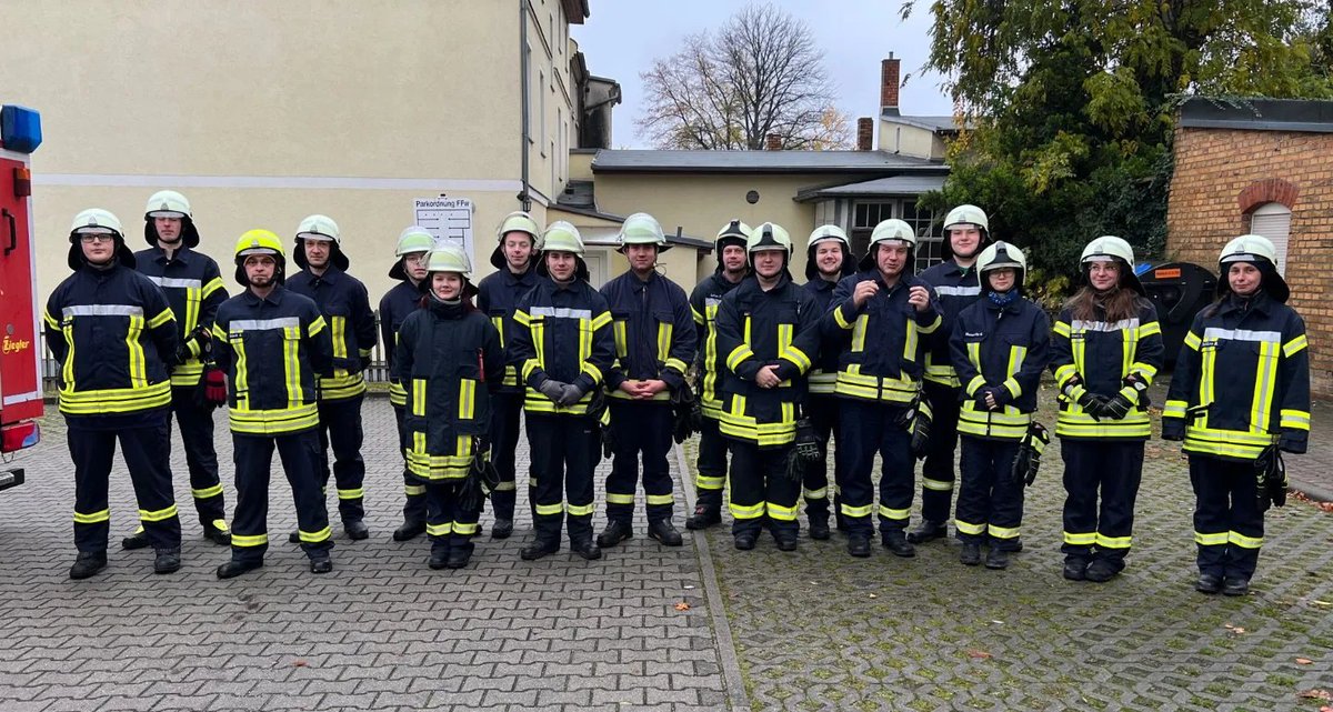 17 neue ausgebildete Feuerwehrfrauen und -männer verstärken die Feuerwehren im Amt Döbern-Land 👩‍🚒👨‍🚒🚒

Wir sagen herzlichen Glückwunsch zur bestandenen Abschlussprüfung und vielen Dank an alle Teilnehmer + Ausbilder 🤝👏🫡!