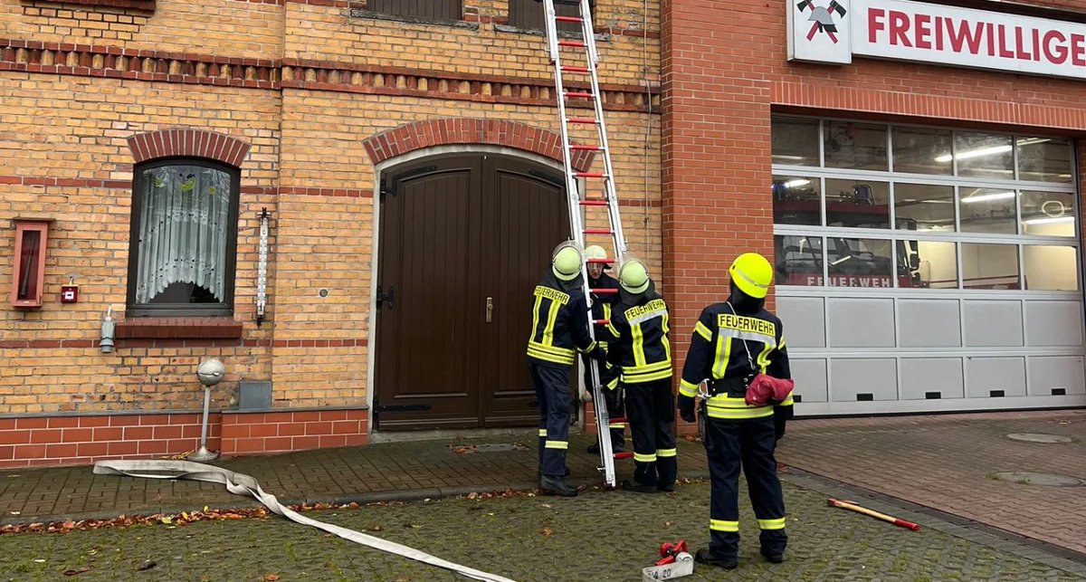 FFDoebernLand's tweet photo. 17 neue ausgebildete Feuerwehrfrauen und -männer verstärken die Feuerwehren im Amt Döbern-Land 👩‍🚒👨‍🚒🚒

Wir sagen herzlichen Glückwunsch zur bestandenen Abschlussprüfung und vielen Dank an alle Teilnehmer + Ausbilder 🤝👏🫡! https://t.co/UxKKDZowq0