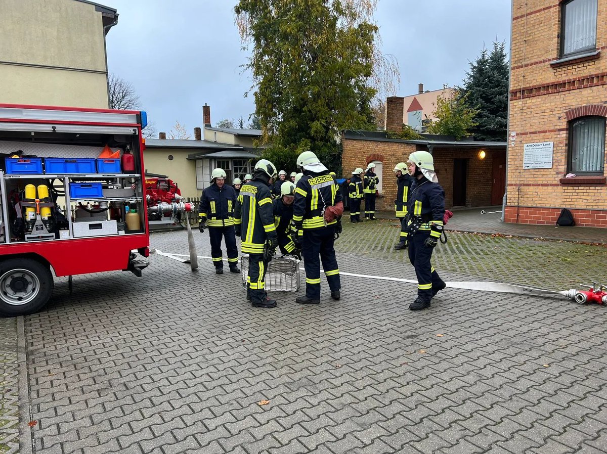 FFDoebernLand's tweet photo. 17 neue ausgebildete Feuerwehrfrauen und -männer verstärken die Feuerwehren im Amt Döbern-Land 👩‍🚒👨‍🚒🚒

Wir sagen herzlichen Glückwunsch zur bestandenen Abschlussprüfung und vielen Dank an alle Teilnehmer + Ausbilder 🤝👏🫡! https://t.co/UxKKDZowq0