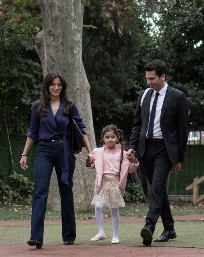 Şöyle bir aile kuracaksın kızını birlikte almaya gideceksin tutacak ikinizin elini sallayacak pullu eteklerini sonra kocan hiç ağırlığı olmayan o çantayı bile taşıtmayacak kızına🥹