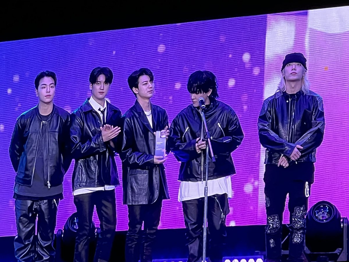 Sk8erBoice's tweet photo. BEST MALE GROUP OF THE YEAR
#iKON 🔥 กรี๊ดดดดดดดดด
#SupersoundFestival #SupersoundBKK https://t.co/H19782bssi