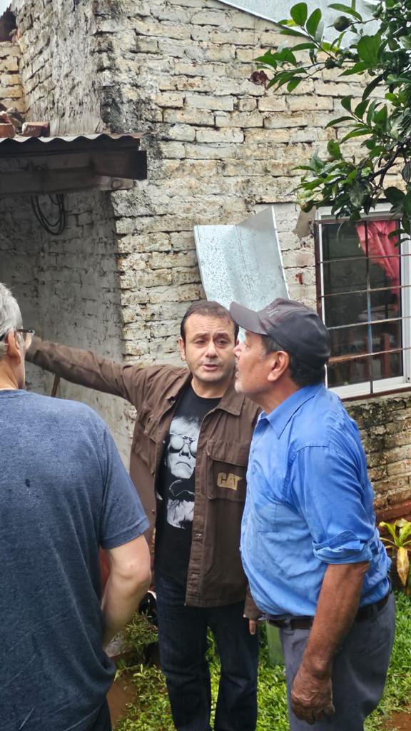 Estamos trabajando y así asistiendo en Leandro N Alem a las zonas afectadas por el temporal. Trabajan en el lugar <a href="/MatiasSebely/">Matias Sebely</a> <a href="/MisionesPolicia/">Policía de Misiones</a> <a href="/SaludMisiones/">Ministerio Salud Mis</a> y Bomberos  de Alem. La ráfagas de viento provocaron la voladura de más de 20 techos de casas familiares  (sigue)