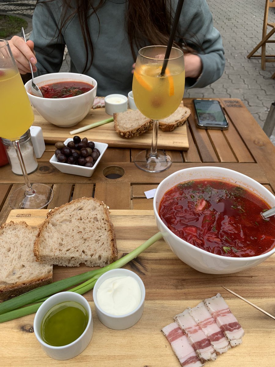 Порто, ну що ти робиш?) 
Український заклад прям біля хостела. Борщ, сирники, сучасна українська музика. Ну вони 💔