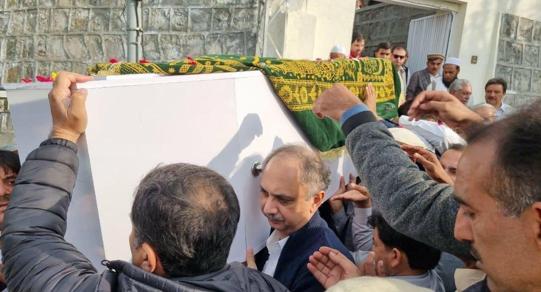 اتنے سخت حالات میں عمر ایوب اپنے والد کے جنازے کو کندھا دینے پہنچ گے ، درجنوں FIRs ہیں عمر ایوب پر