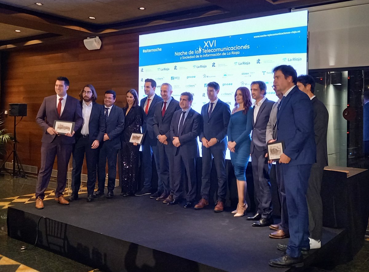 Foto de familia de premiados y autoridades en #aiternoche . Sin duda un velada muy agradable:
Javier Galiana, @SDiDigitalGroup, <a href="/SSH_Team/">SSH team ciberseguridad</a>, @TheCircularLab