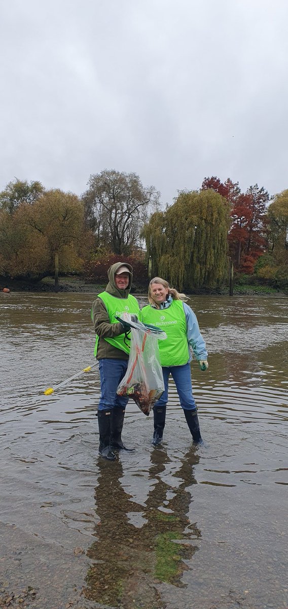 habsandheritage's tweet photo. Here we are with these amazing volunteers litter picking by the River Thames during the annual #Drawoff at Richmond Riverside - We'll be here until 2PM today! #litterheroes https://t.co/TIybbI6IGL