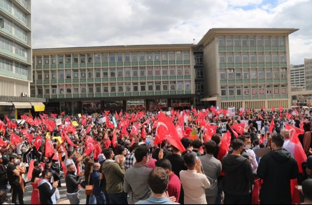 TV kanalları canlı bir şekilde bu haykırışa ses oldular. Öğretmenlere yakışır bir şekilde etkinlik düzenleniyor.Ulusta süper bir ortam var.👏👏

Bu haykırış, bu ses inşallah en kısa zamanda karşılık bulacaktır🙏🙏

#ÖğretmenlerUlusta