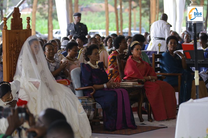 erich_mboowa's tweet photo. Here comes the photo of all times.📸

Busoga, Buganda, Tooro, Bunyoro in one picture.

Akategedde tambuza message.

Credit: @bbstvug
#BusogaRoyalWedding https://t.co/C6KiXqthFm