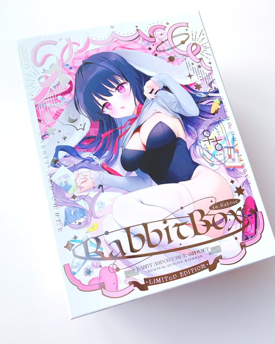 そして、パッケージも唯一無二です!
ロイヤルプリンセスをテーマに、全面に銀箔押しを施した、ぬい専用BOXです。イラストはセット限定の描き下ろし!🎀… 