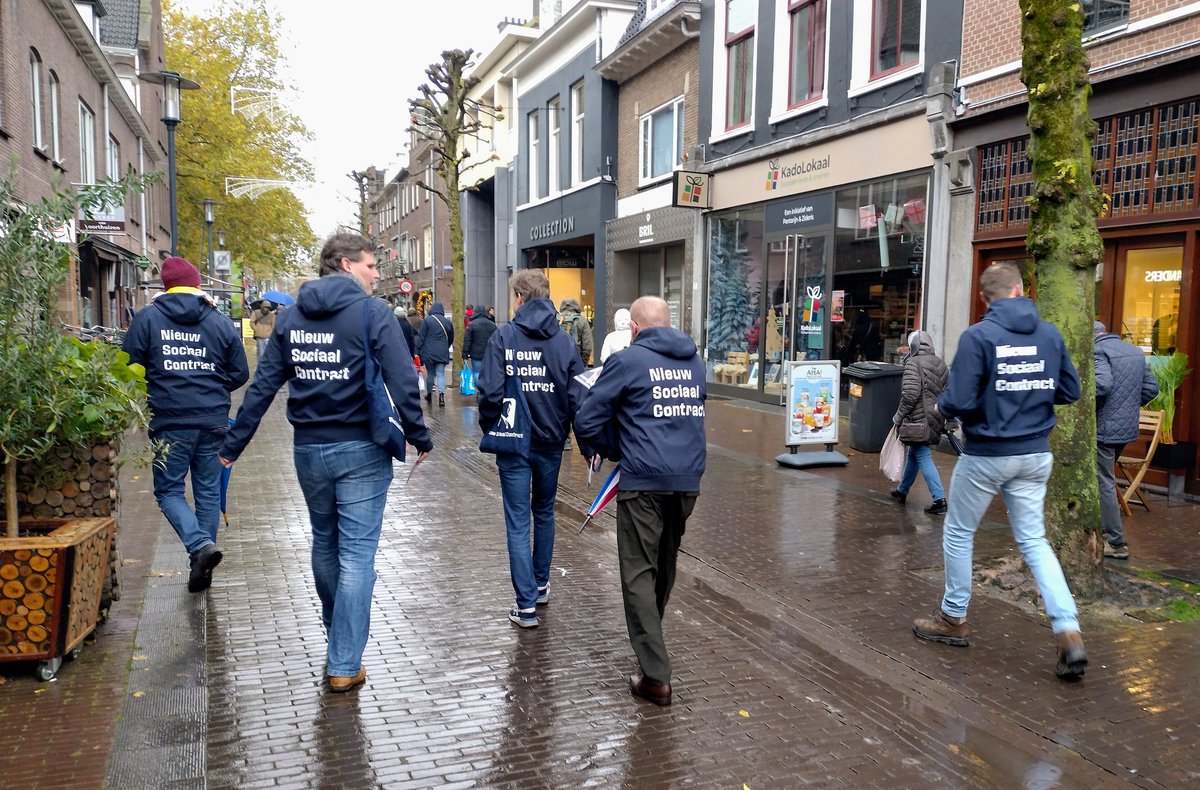 Ouderwets de straat op, campagne voeren, heel leuk!! Nieuw is dat mensen nu zelf om flyers vragen. 

Het voelt alsof <a href="/NwSocContract/">Nieuw Sociaal Contract</a> <a href="/PieterOmtzigt/">Pieter Omtzigt</a> het beter gaat  doen dan de peilingen denken. Heel benieuwd. 

Wageningen klaar, nu nog even Bennekom en dan naar Ede.