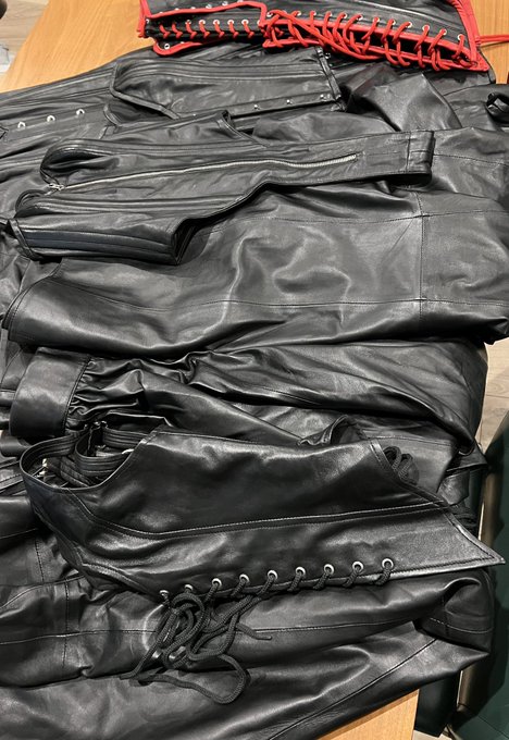 Big thanks to my Loyal Medved, he covered me in leather, i&rsquo;m the most happy 🥰🖤 https://t.co/gqMZb2dE