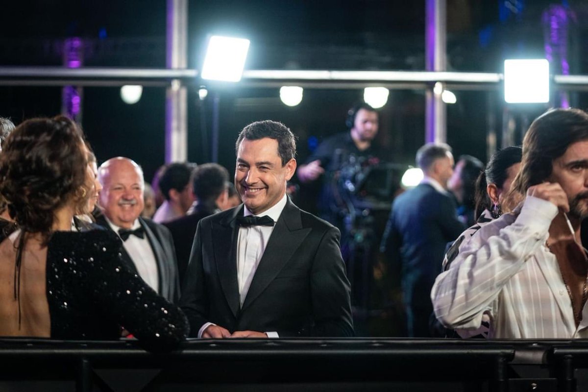 Juanma Moreno en los Latin Grammy… y Pedro Sanchez en el Lemon Rock con Miguel Rios, J, Noni, Antonio Arias, Erik… no digo na, y lo digo to…