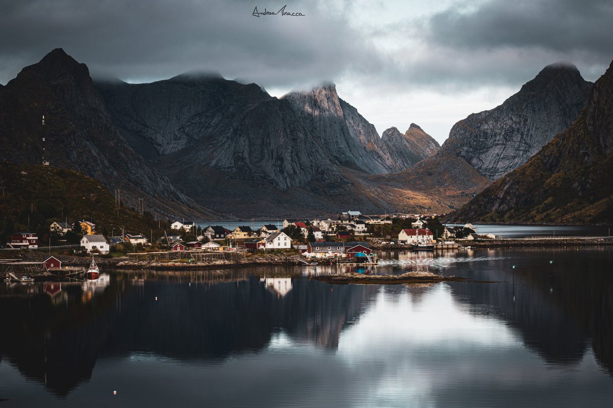 Reine - Lofoten - Norvegia 🇳🇴

#norway #norvegia #lofoten #lofotenhighlights #lofotenislands #paesaggio #paesaggi #fotografia #nisiitalia #nisifilters #nisi #canonphotography #canon #canonphoto #canon_photos #canoneos6dmark2 #canonitalia #norvège🇳🇴 #fotografiadigital #photography