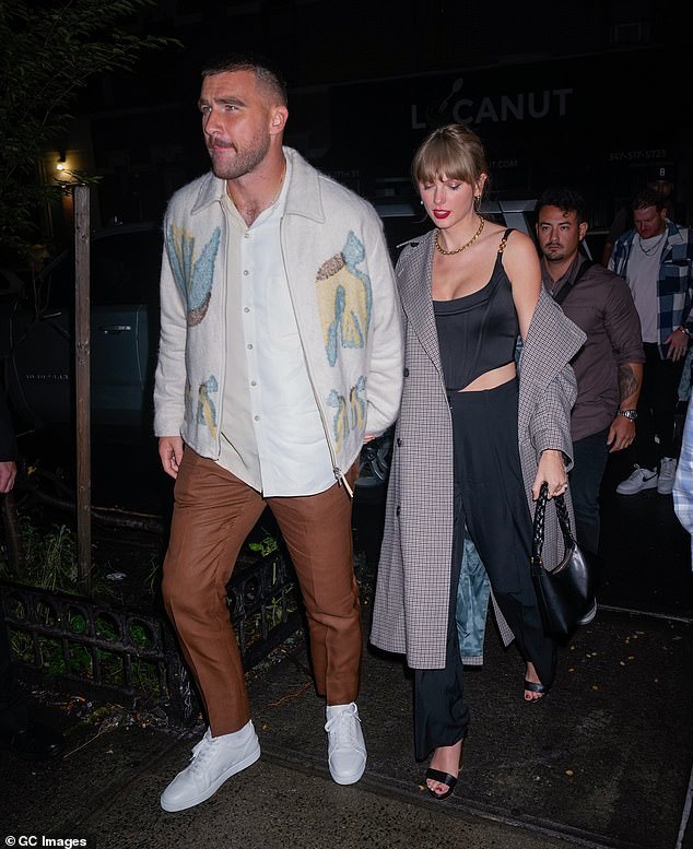 cuc_95's tweet photo. Taylor Swift nhào vào vòng tay bạn trai sau đêm diễn
Ngôi sao nhạc pop Taylor Swift rời khỏi sân khấu, chạy đến ôm hôn Travis Kelce trong tiếng vỗ tay, hú hét cuồng nhiệt của người hâm mộ ở Argentina.

Taylor thể hiện tình cảm công khai với bạn trai - cầu thủ bóng bầu dục Travis Kelce - trong concert tối thứ Bảy.

Người hâm mộ nhanh tay ghi lại cảnh ca sĩ 33 tuổi nhào vào vòng tay người yêu ngay khi chào tạm biệt khán giả, sau đó trao nụ hôn nồng cháy. Travis ôm siết Taylor và đưa cô vào bên trong.

Suốt đêm nhạc kéo dài ba tiếng, Taylor còn có nhiều lần bày tỏ tình yêu tới Travis. Khi hát bài Willow, cô hướng về phía bạn trai và nói: Đó là người đàn ông của tôi.

#TaylorSwift #TaylorSwift1989