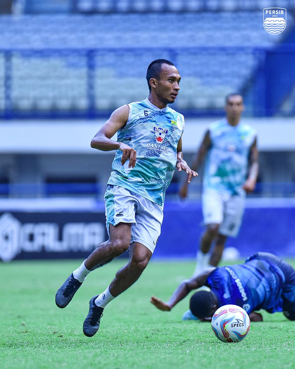 persib's tweet photo. Duel Tim Biru 🔵 ⚔ ⚪ Tim Putih Sabtu ini 🔥

#PERSIB https://t.co/3wfiCBxeAf