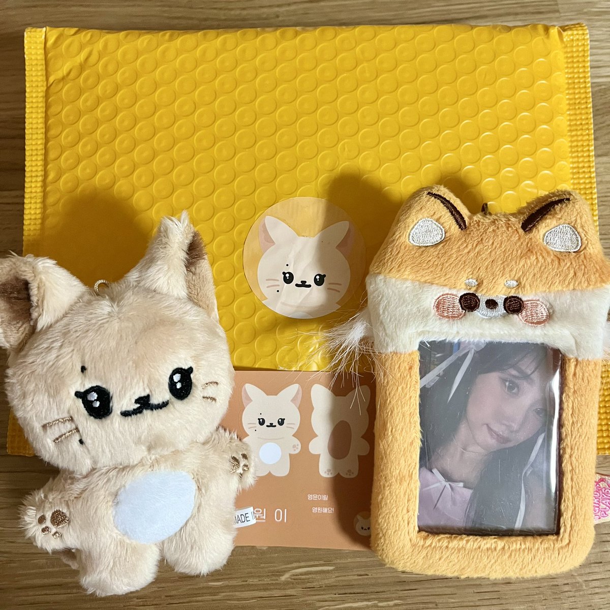 saki_kpyeilmk's tweet photo. ヨンウォニちゃんお出迎え🦊💖💖
かわいい嬉しい🥺🥺🥺
お気に入りトレカと一緒に🦊
これからたくさんお供するっ😘るんるん https://t.co/0uX1ogFkIh